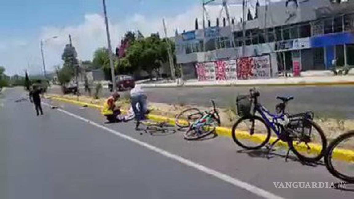 Conductor atropelló a ciclistas en Puebla y huyó, deja un muerto y un herido