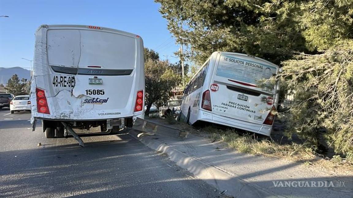 $!Unidades de transporte de personal de las empresas Lipu y Settepi tras la colisión por alcance.