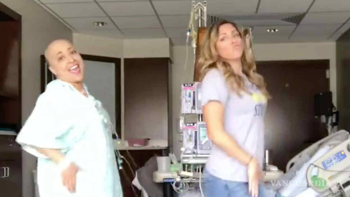 Mujer se vuelve viral al bailar durante una sesión de quimioterapia