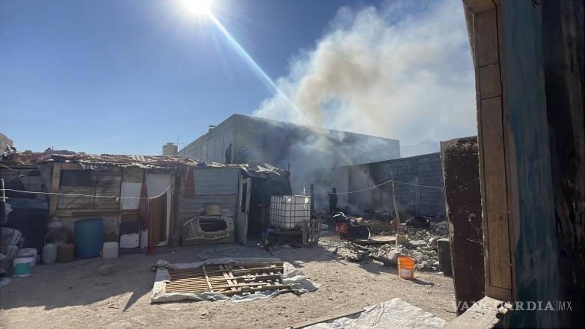 $!Restos de madera y lámina quedaron esparcidos tras las labores de enfriamiento y remoción de escombros.