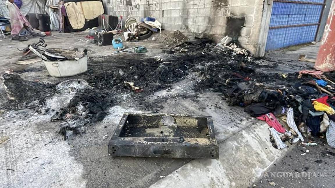 $!El fuego consumió una tarima cargada con ropa destinada a la venta en un local doméstico.