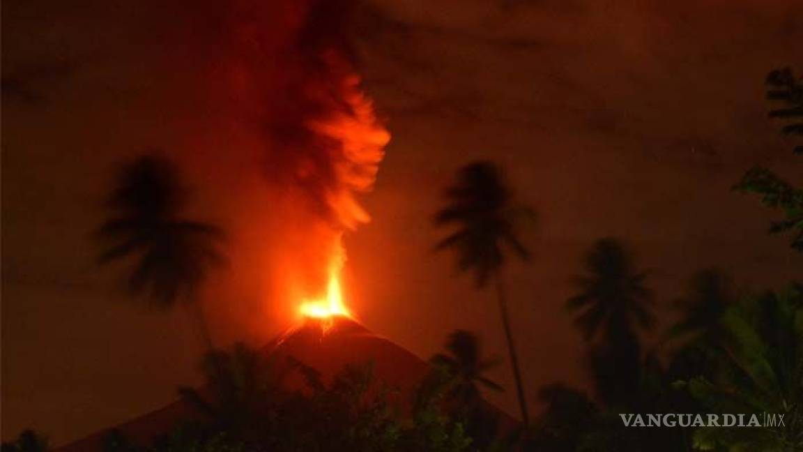 Continúa la pesadilla en Indonesia; 3 volcanes activos amenazan el país