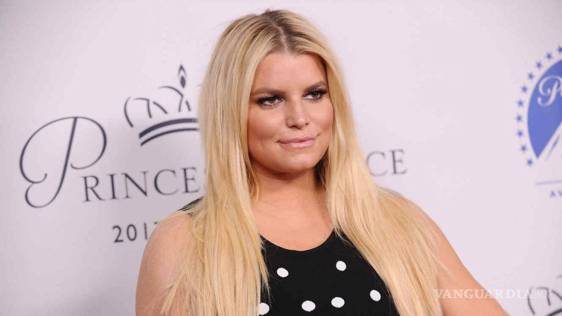 Jessica Simpson toma el sol y luce irreconocible