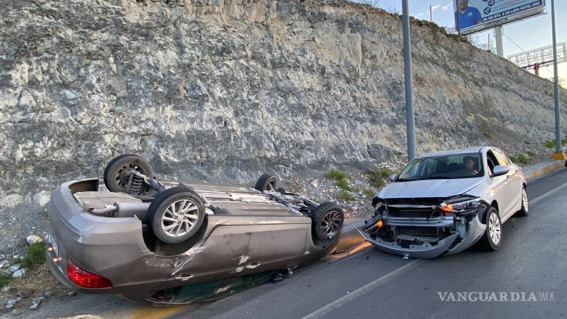 Por conducir con exceso de velocidad, choca y sufre volcadura en carretera Monterrey-Saltillo