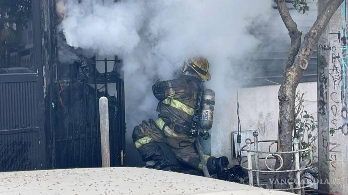 $!Bomberos sofocan un incendio en un domicilio de la colonia Lucio Blanco donde se halló un cuerpo sin vida.