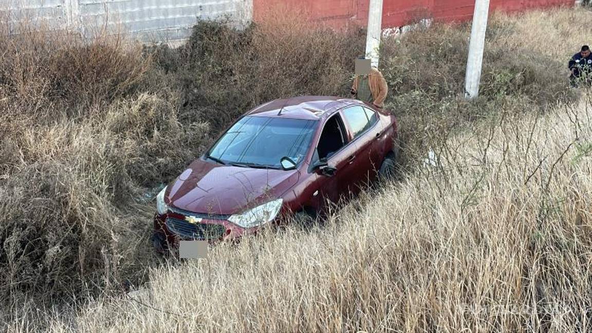 $!El percance ocurrió cuando el automovilista presuntamente intentó maniobrar tras el cruce de otro vehículo, lo que provocó que saliera del camino y terminara fuera de la carpeta asfáltica.