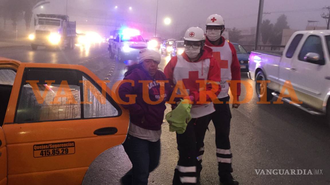 Taxi se estampa contra base de luminaria en Saltillo; mujer resulta lesionada