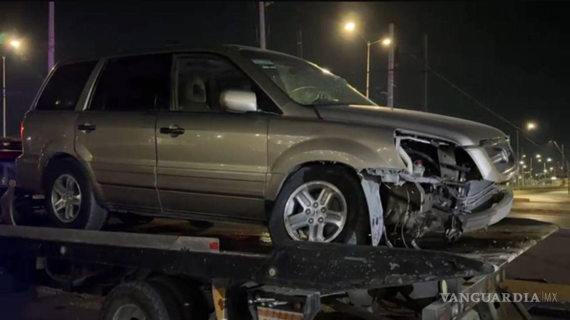 $!La camioneta fue remolcada mediante una grúa tras el accidente en la lateral del periférico.