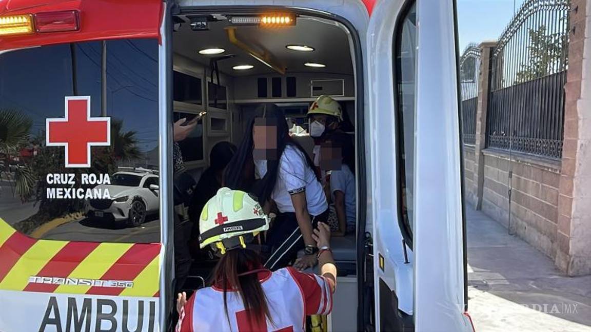 $!Paramédicos de la Cruz Roja brindaron atención a los ocupantes de ambos vehículos, incluidos menores de edad que viajaban en las unidades.
