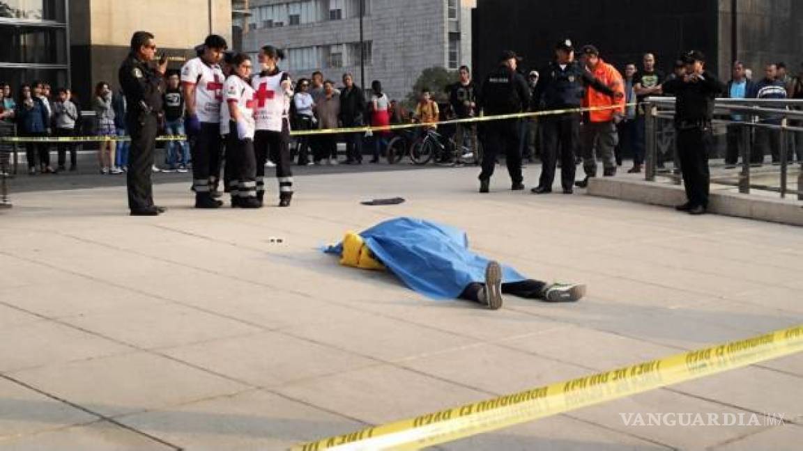 Hombre se suicida lanzandose del Monumento a la Revolución