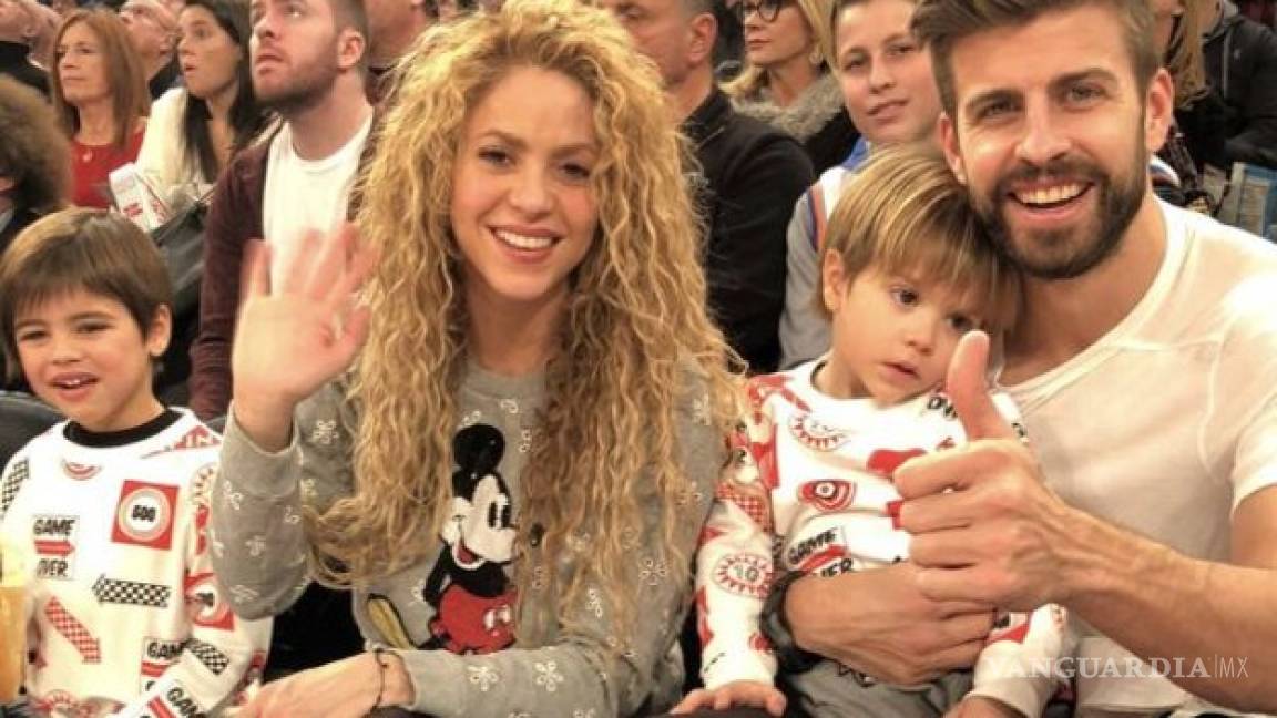 Captan a Shakira paseando con niños... sin brassier