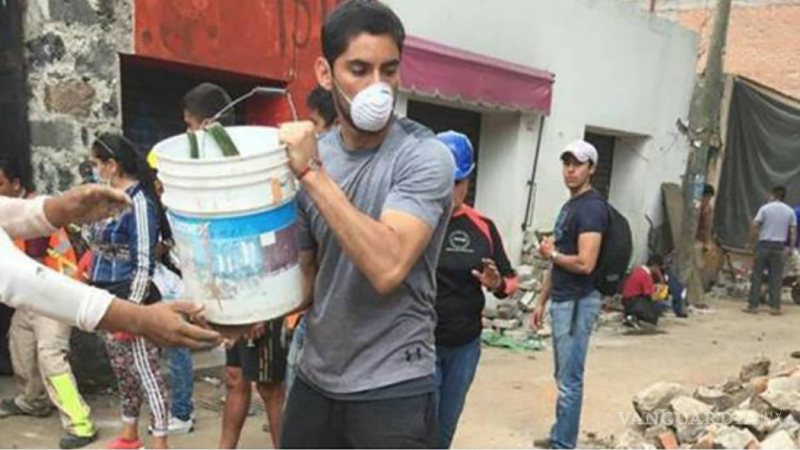 ‘Chuy’ Corona se viste de héroe tras ayudar a víctimas en Xochimilco