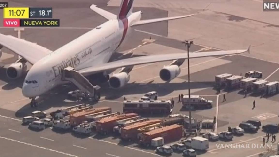 Como lo predijo Guillermo del Toro, en cuarentena avión procedente de Dubai con al menos 10 pasajeros enfermos en el aeropuerto JFK