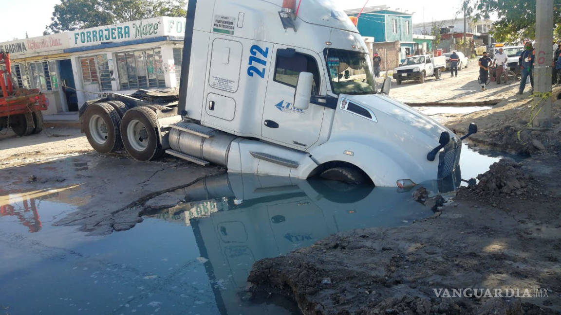 Cae tráiler y camioneta en drenaje pluvial del SIMAS recién instalado en Monclova
