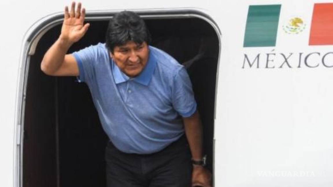 Avión que sacó a Evo Morales de Bolivia fue atacado con un cohete, revela AMLO en su libro