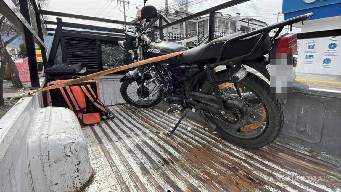 $!La motocicleta Italika quedó tendida sobre el pavimento luego de la maniobra para evitar el atropellamiento.
