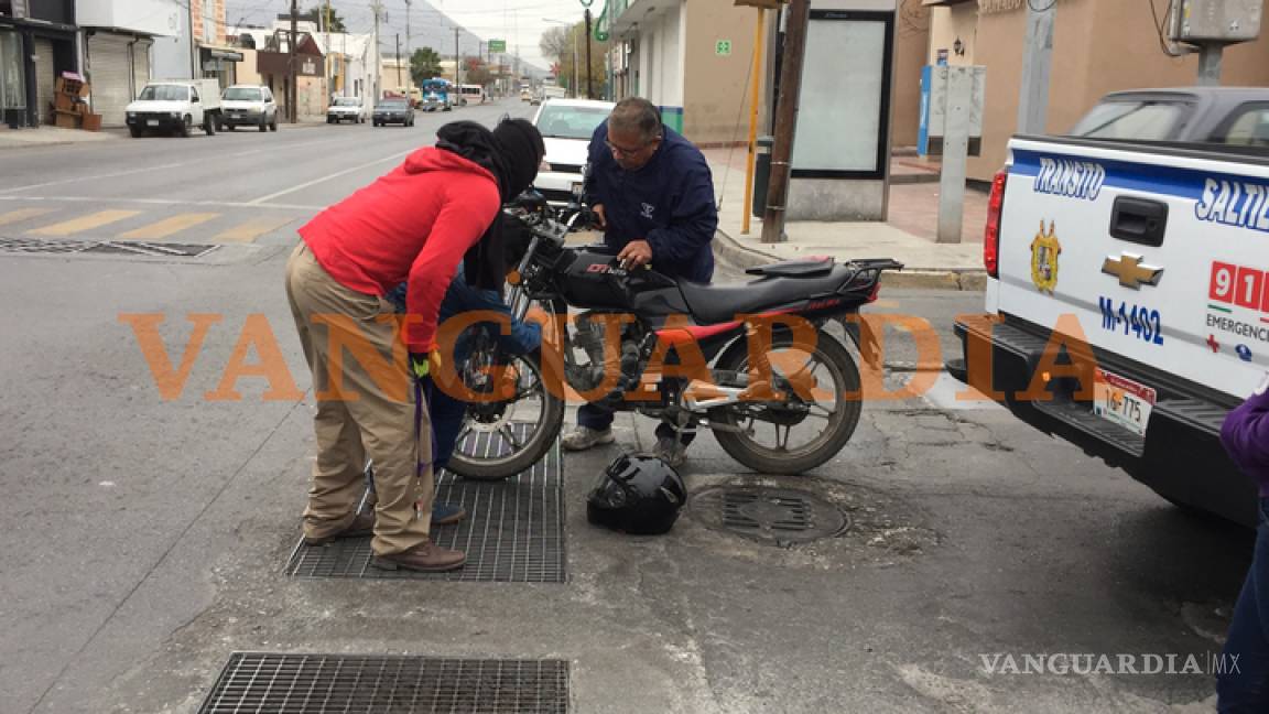 Motociclista se impacta contra auto que se queda sin frenos en Saltillo