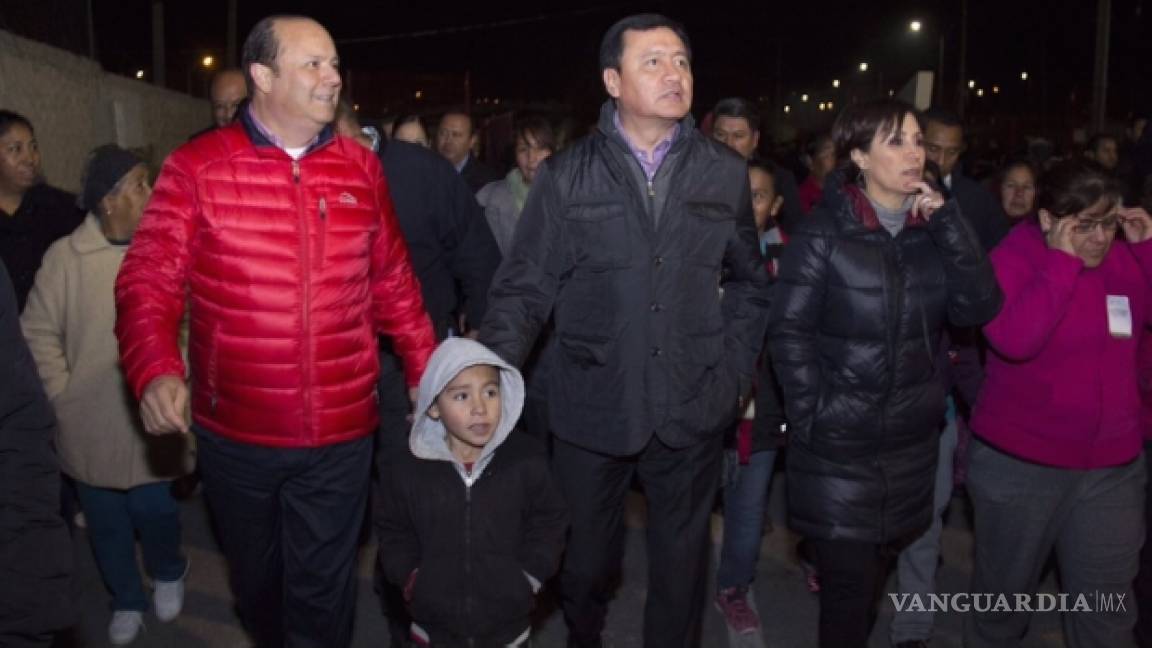 Osorio y Robles realizan caminata nocturna en Ciudad Juárez