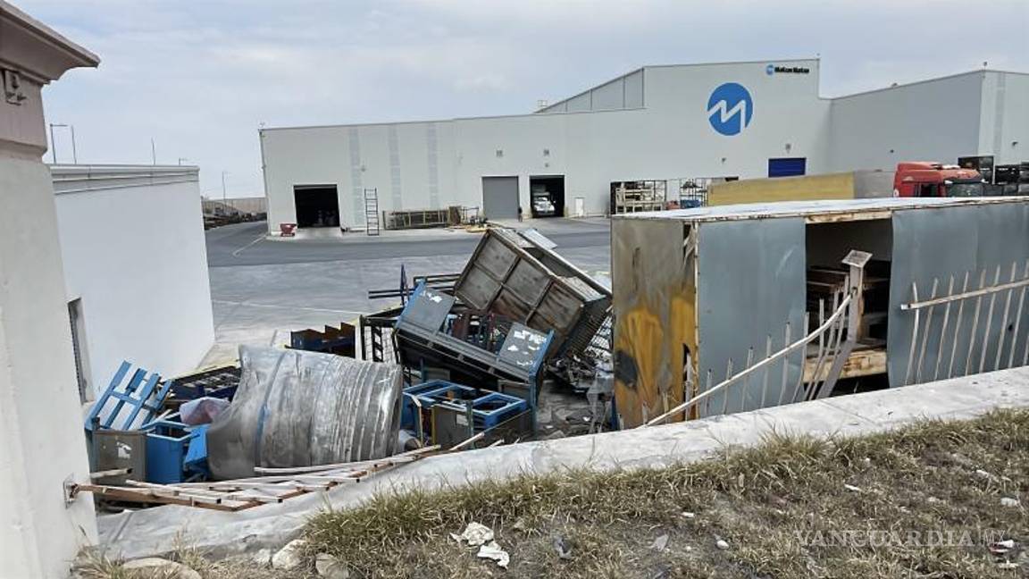 $!Los rollos de acero dañaron la barda perimetral de la empresa MatcorMatsu.