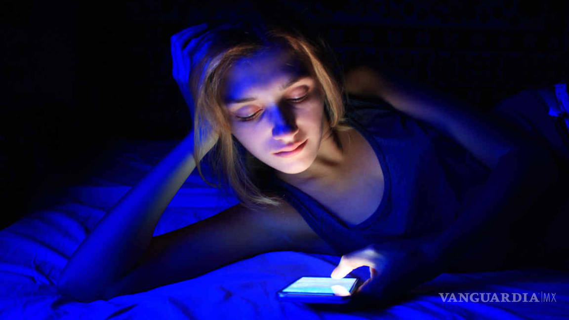 ¿De verdad la luz de tu teléfono puede causar ceguera?