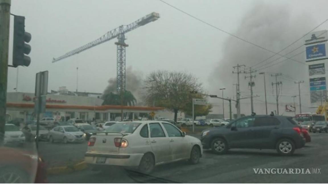 Lona se incendia y provoca alarma cerca de Galerías en Monterrey