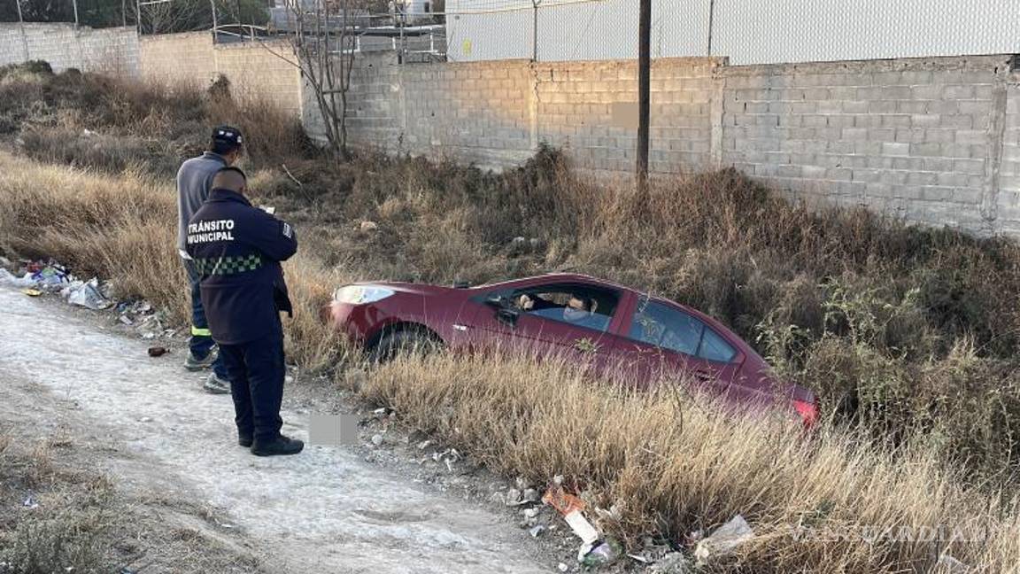 $!Elementos de la Policía Municipal de Tránsito acudieron al cruce de Luis Echeverría Álvarez y Álvaro Obregón para tomar conocimiento del accidente registrado la mañana de este miércoles.