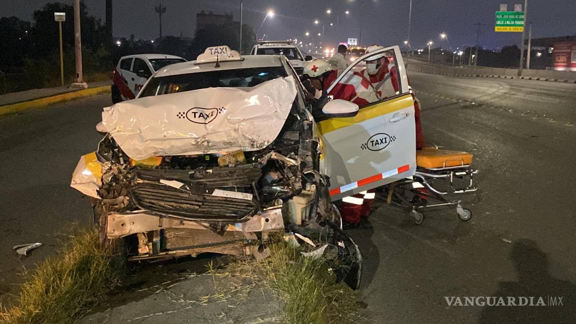 Saltillo: taxista choca contra camioneta descompuesta y provoca daños en agencia automotriz