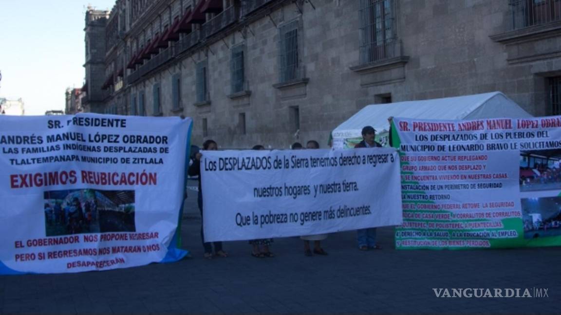 $!AMLO no ha recibido a desplazados de Guerrero, cumplen una semana frente a Palacio Nacional