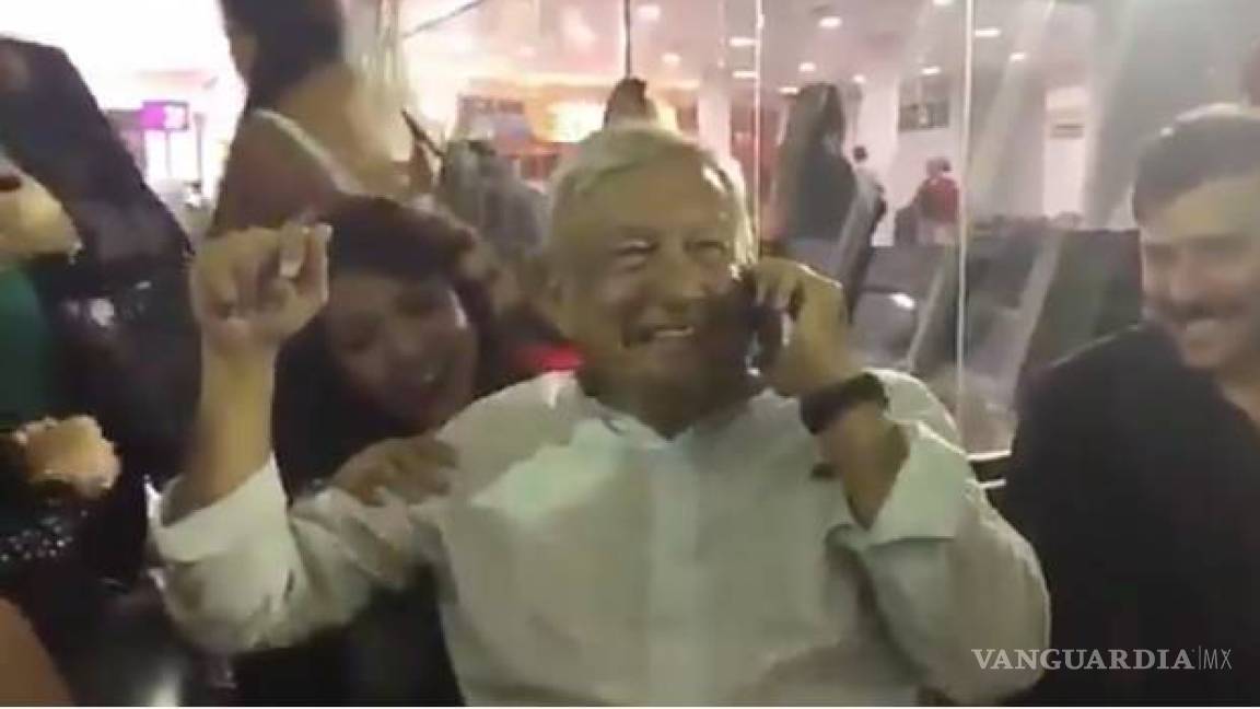 Mujer le dice a su marido celoso que está con el presidente en el aeropuerto; él no le cree y Obrador le contesta
