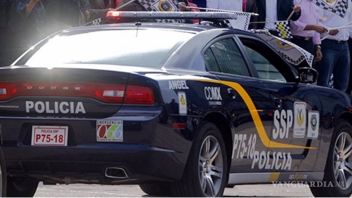 Se les muere presunto ladrón a policías en interior de patrulla en Ciudad de México