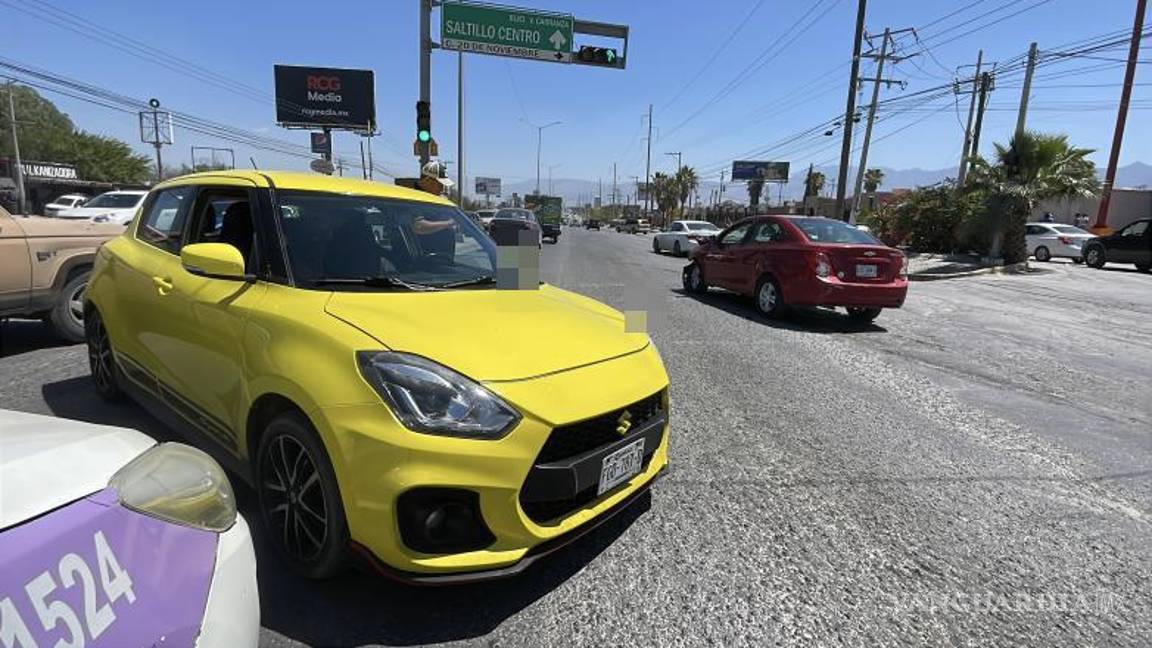 $!El automóvil afectado giró tras recibir el impacto en uno de sus costados, quedando atravesado sobre la vialidad y generando momentánea afectación al tránsito.