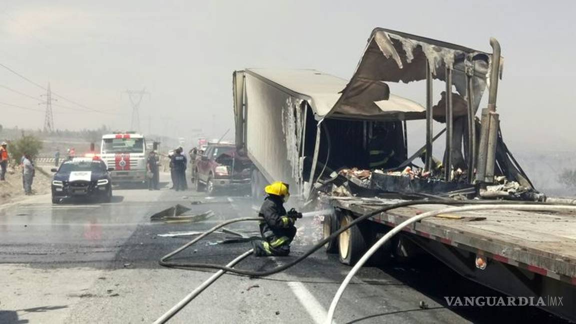 $!Carambola provoca caos en la carretera Saltillo-Monterrey