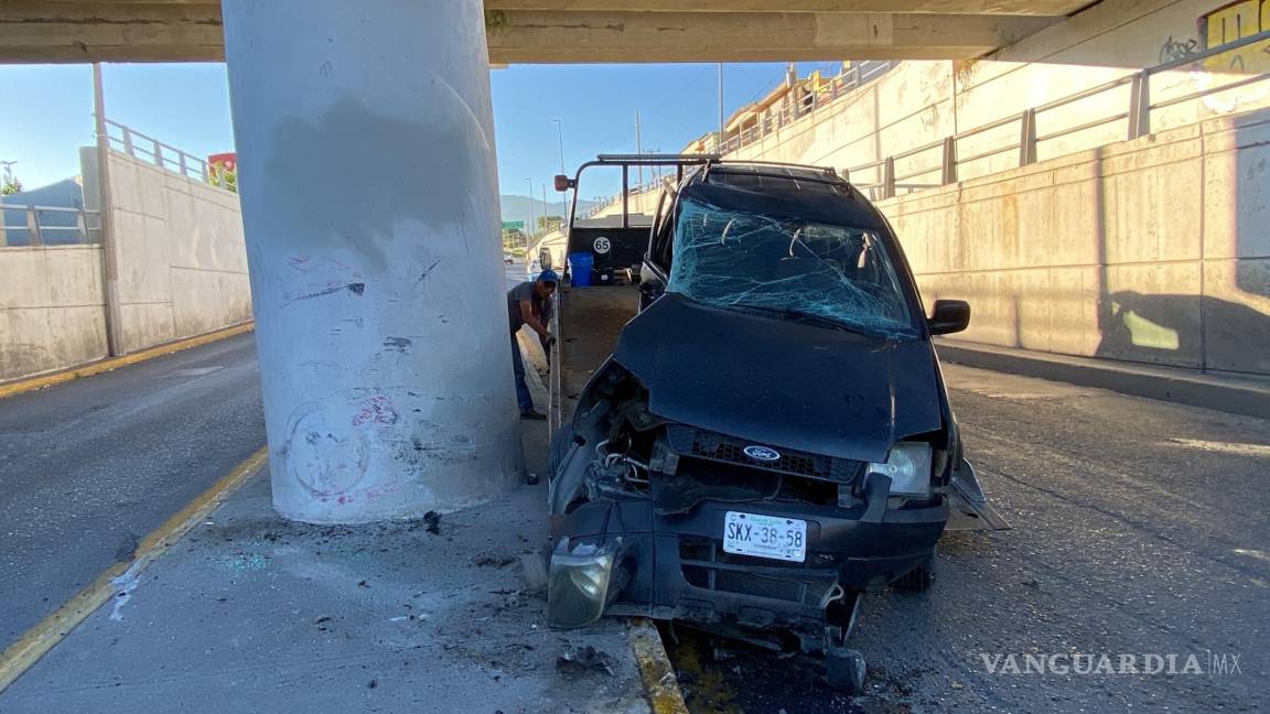 Saltillo: conductor en presunto estado de ebriedad se estrella, destroza su auto y huye