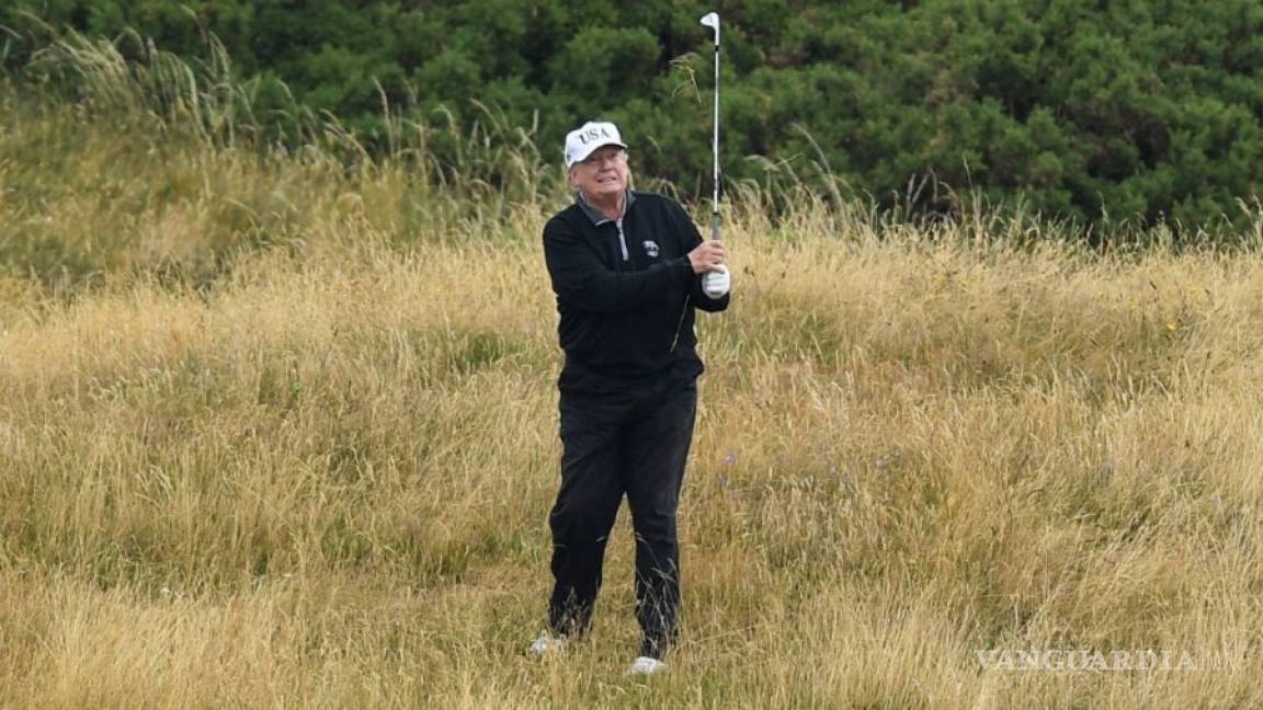 Trump contesta críticas por jugar golf durante pandemia, ‘es para hacer un poco de ejercicio’