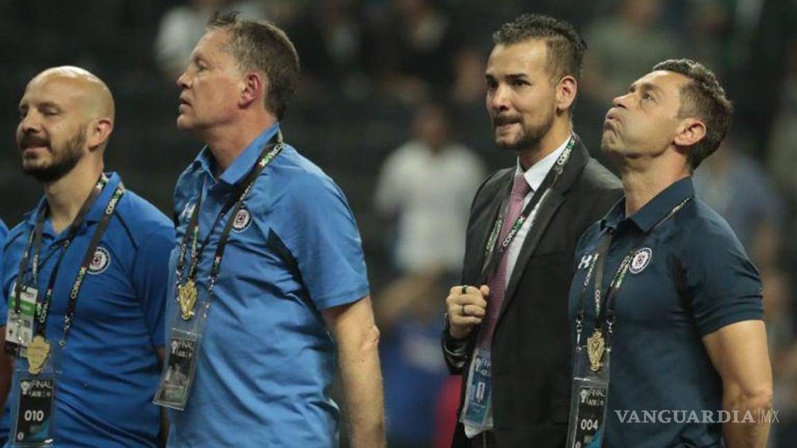 $!Guillermo Robín Álvarez (en traje)