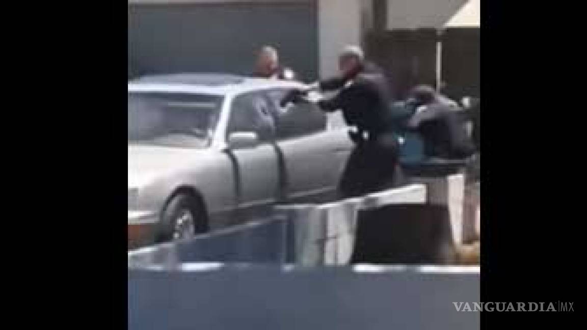 Policías de Phoenix acribillan a hombre sentado en su automóvil estacionado