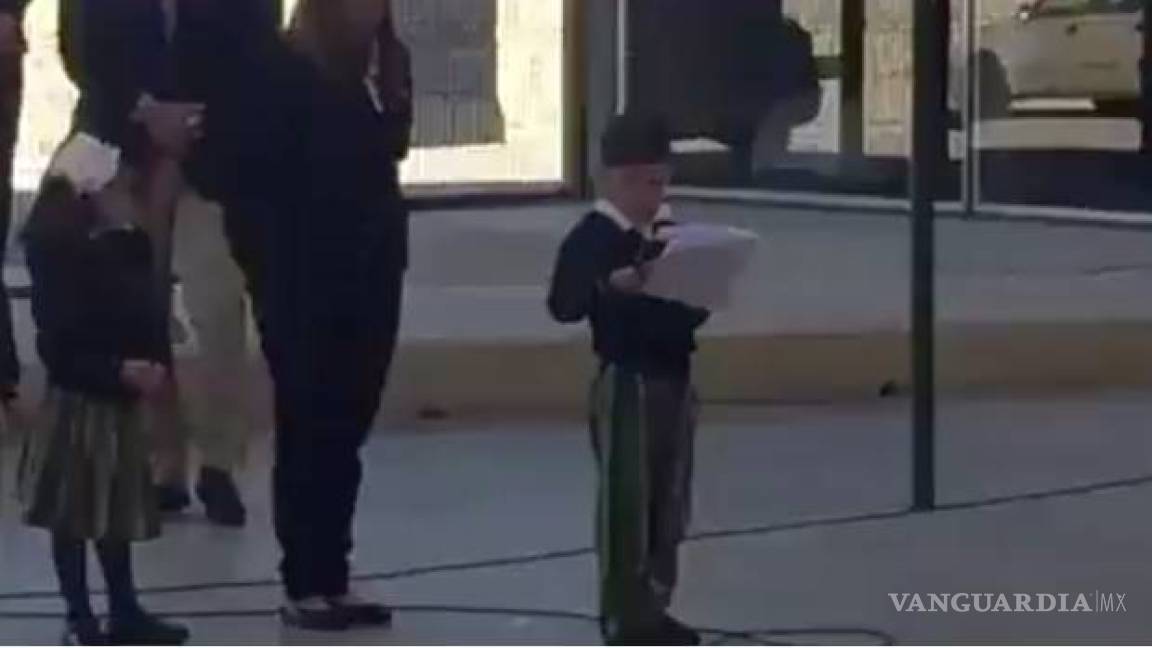Niño de kinder recomienda votar por AMLO durante evento escolar (Video)