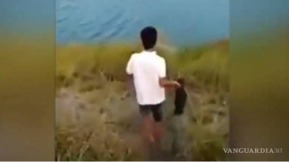 Adolescente lanza un cachorro a río lleno de cocodrilos (VIDEO)