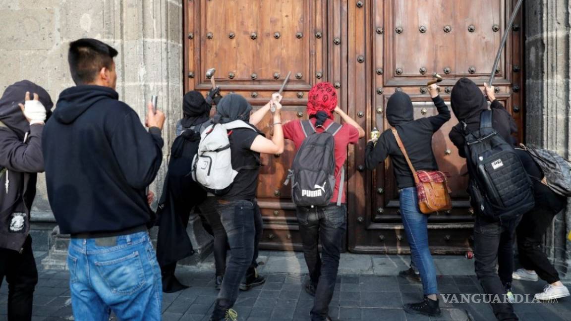 Presuntos estudiantes de Ayotzinapa vandalizan Palacio Nacional tras protestas