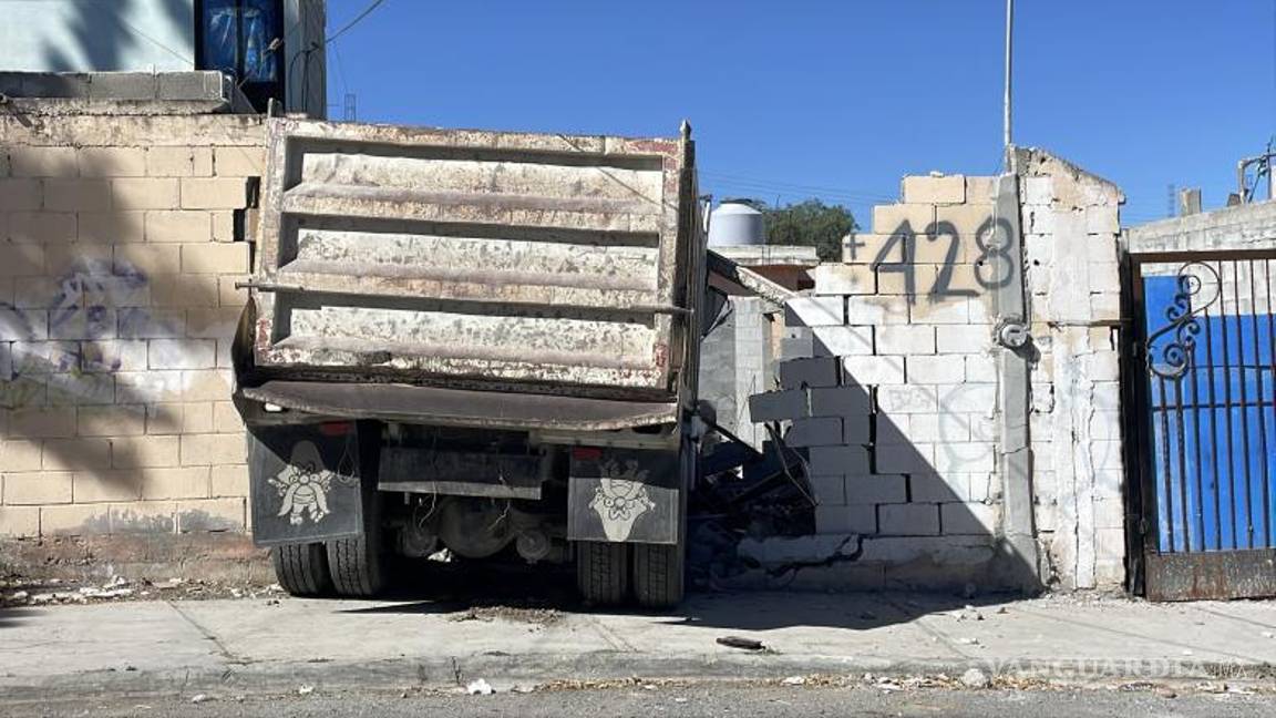 $!Autoridades municipales acudieron para abanderar la zona y evitar riesgos a vecinos.