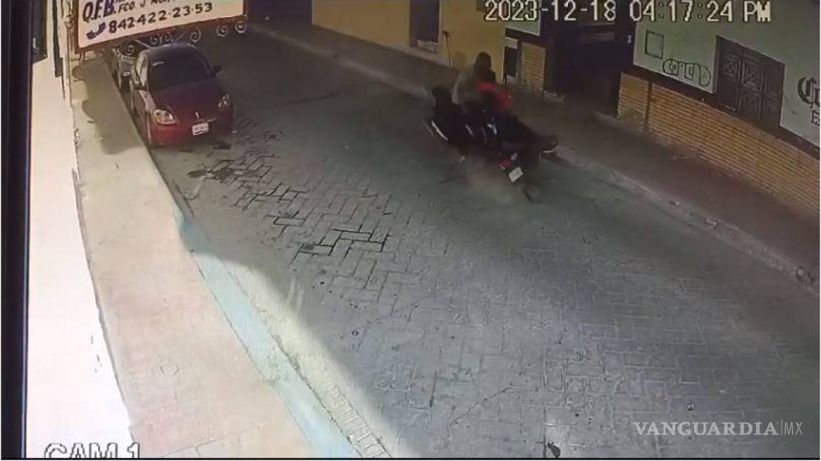 Parras: Embisten a mujer motociclista mientras daba vuelta en ‘U’; resulta herida (video)