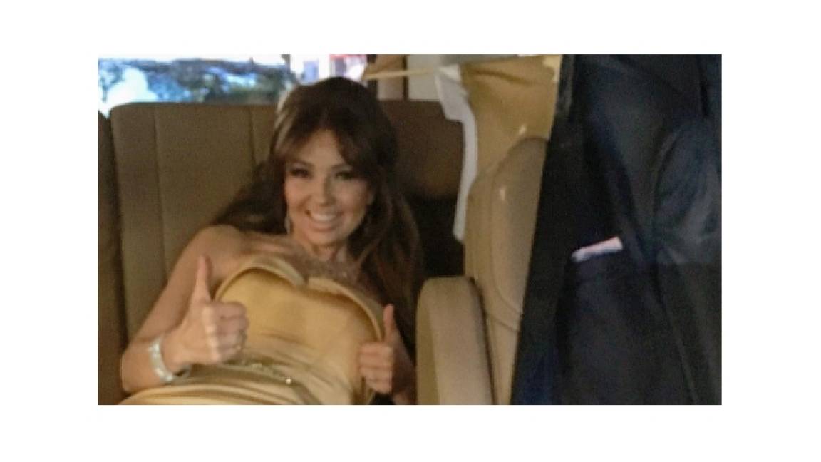Thalía se viste en el auto de camino a los premios Tony (Video)