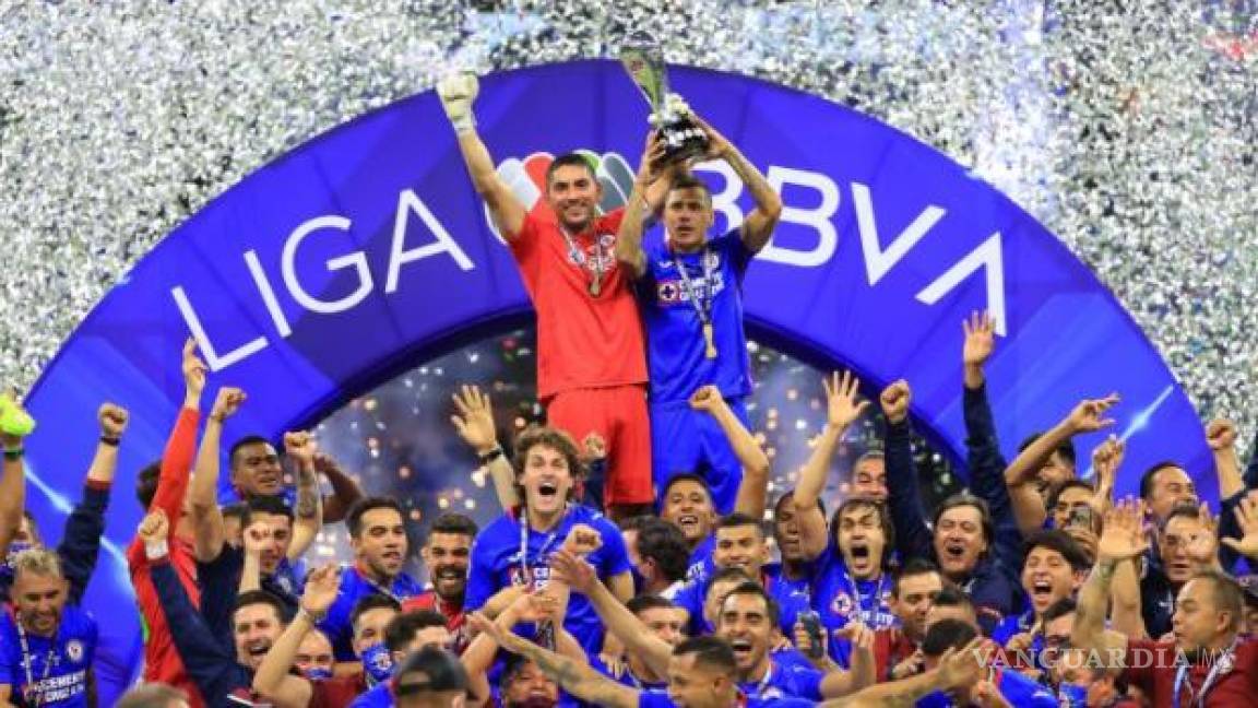 $!Cruz Azul ganó el 30 de mayo su noveno título de la liga del fútbol mexicano tras empatar con el Santos Laguna, con lo que se quitó de encima el estigma de ser el gran perdedor de las finales futbolísticas. FOTO: MEXSPORT