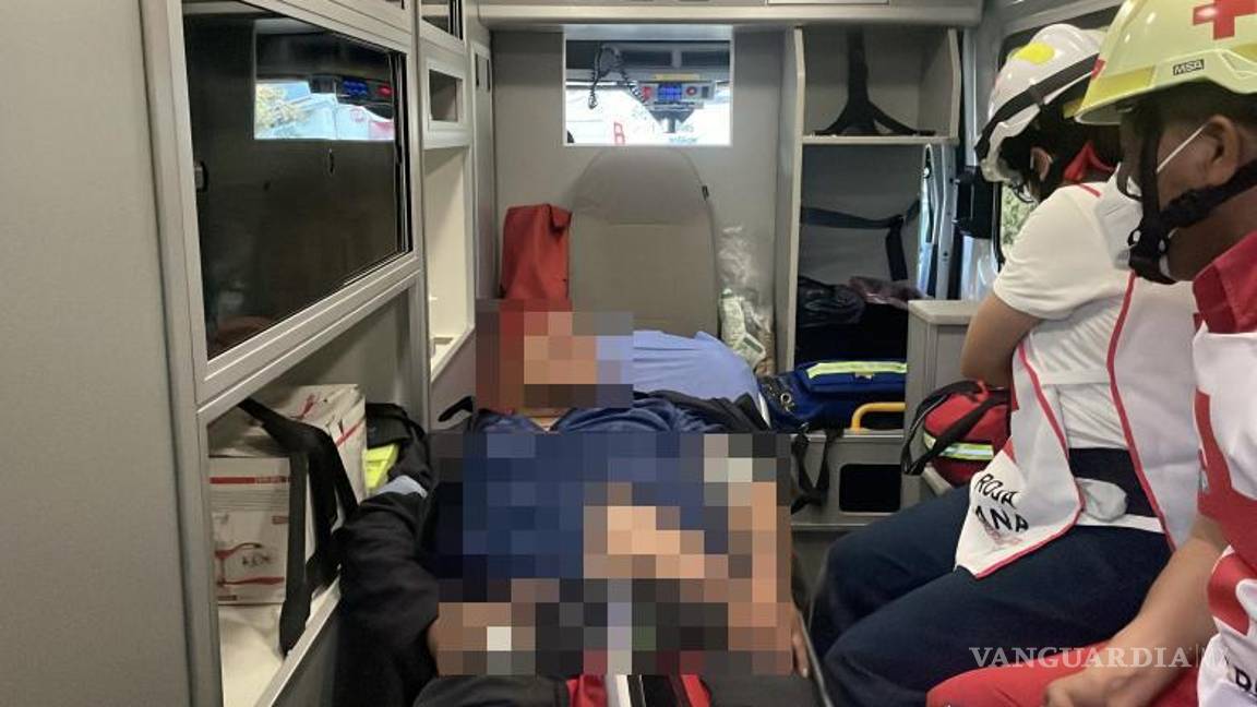 $!Paramédicos de la Cruz Roja valoran a los conductores en el lugar del percance.