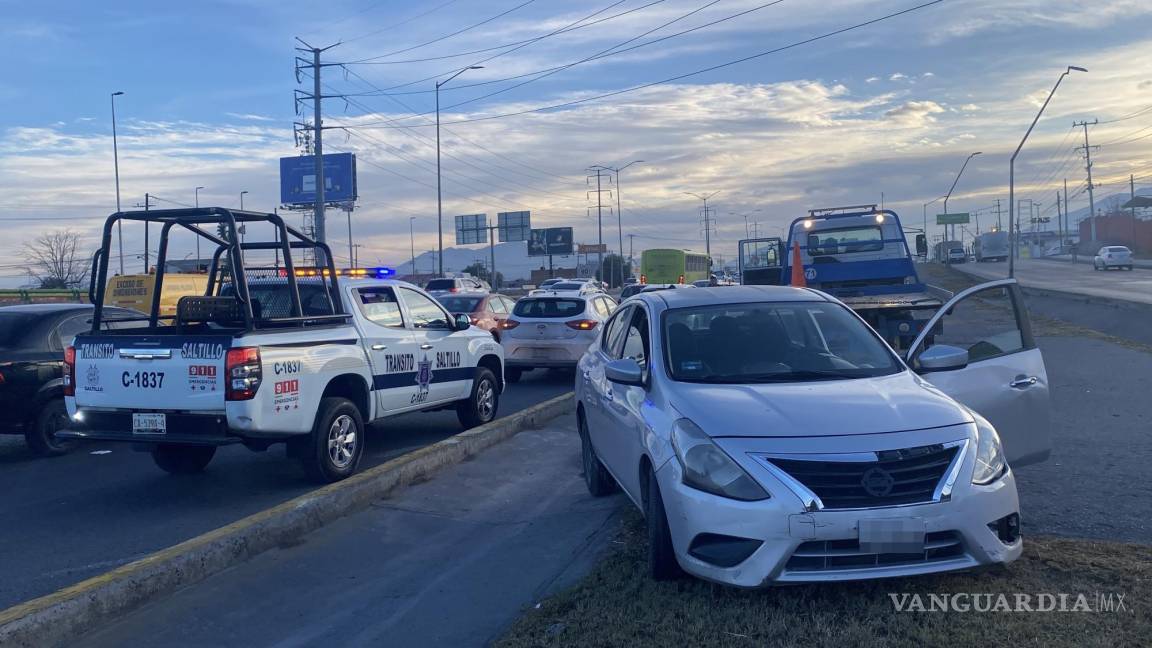 Saltillo: pierde el control y termina sobre el camellón tras presunto cerrón en bulevar Fundadores