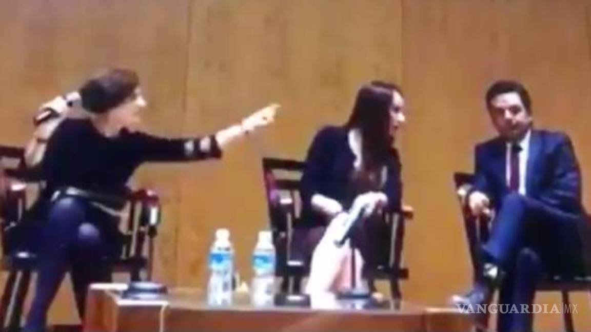 Captan en video a Denise Dresser mientras le truena los dedos a Gabriela Cuevas