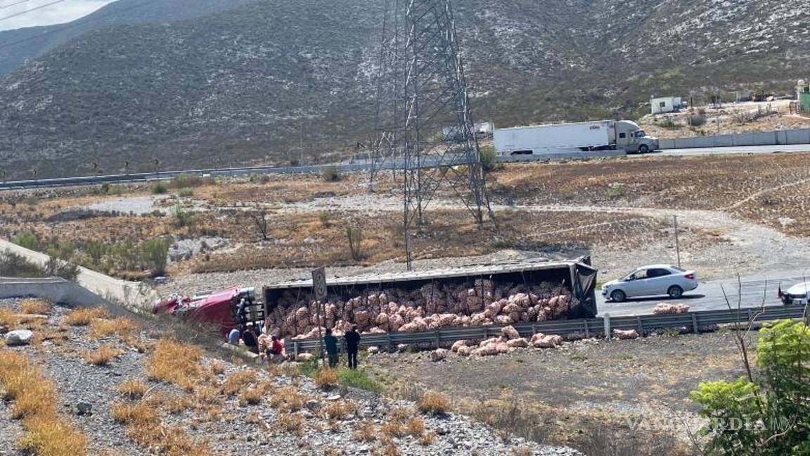 $!Equipos de rescate y personal de la Guardia Nacional trabajan en la escena donde un camión de carga volcó debido al peso de las cebollas que transportaba.