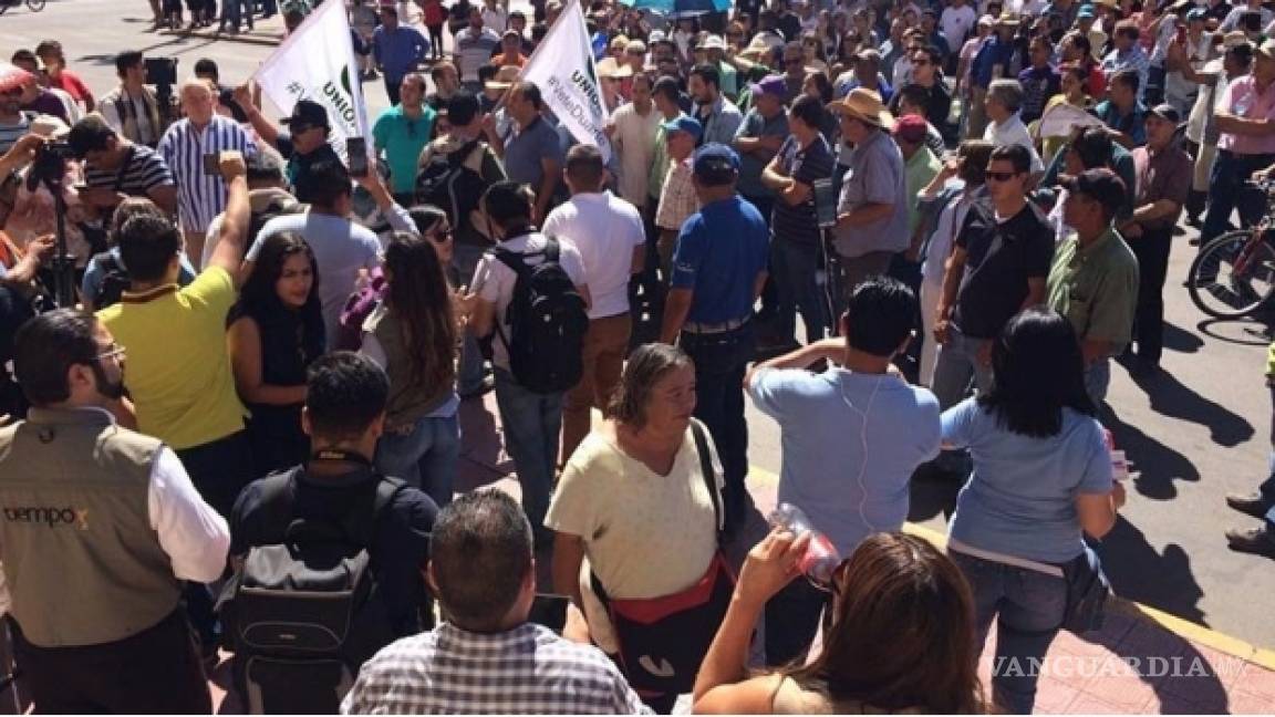 Piedras y destrozos en fuertes manifestaciones contra Duarte en Chihuahua, exigen su renuncia (VIDEO)