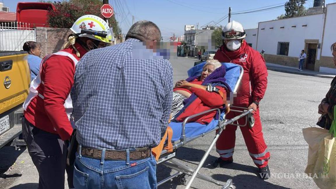 $!Paramédicos de la Cruz Roja atendieron a la mujer de 81 años tras ser atropellada en la colonia González Cepeda.