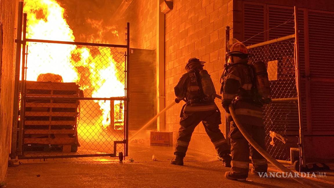 $!Bomberos sofocaron el incendio que consumió parte de una tienda en Bellavista.